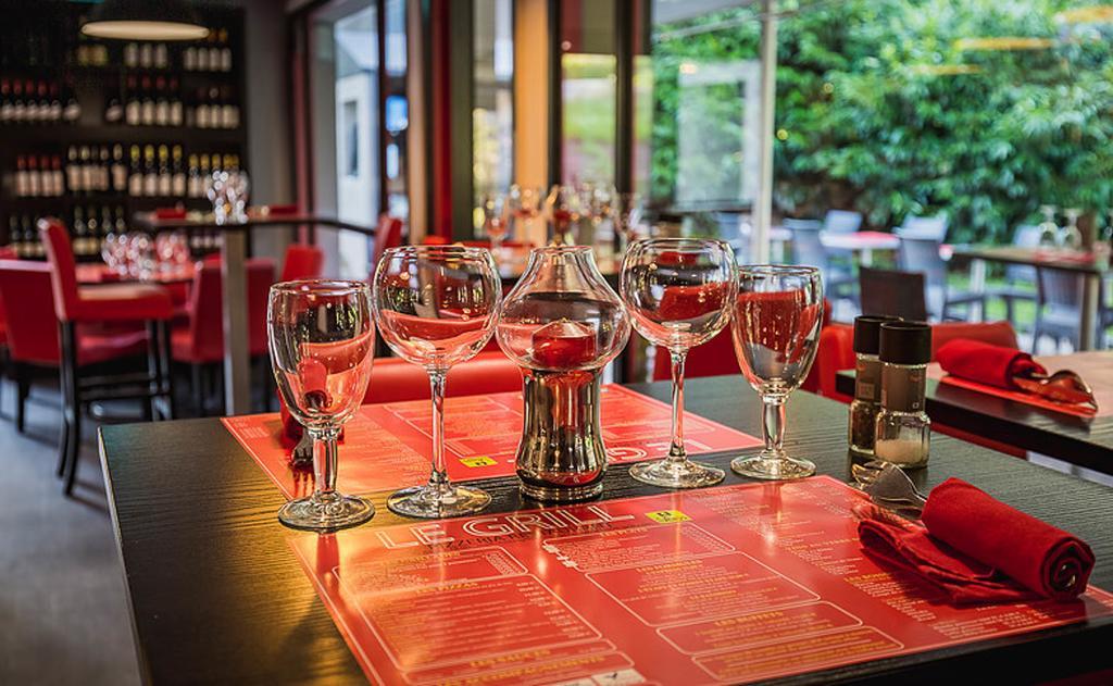 Logis Hotel Lons-Le-Saunier - Restaurant Le Grill Exterior photo