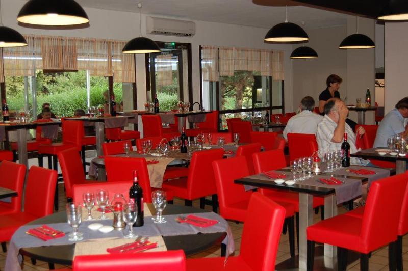 Logis Hotel Lons-Le-Saunier - Restaurant Le Grill Exterior photo